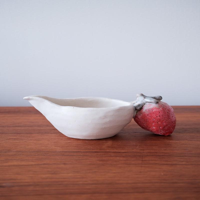 Atsumi Honda Spouted Bowl with Strawberry Handle - AH34
