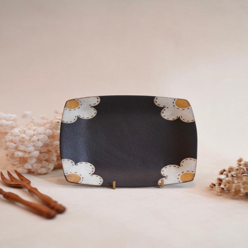 Kei Mitsumochi 17cm Square Plate - Black Flower KM25