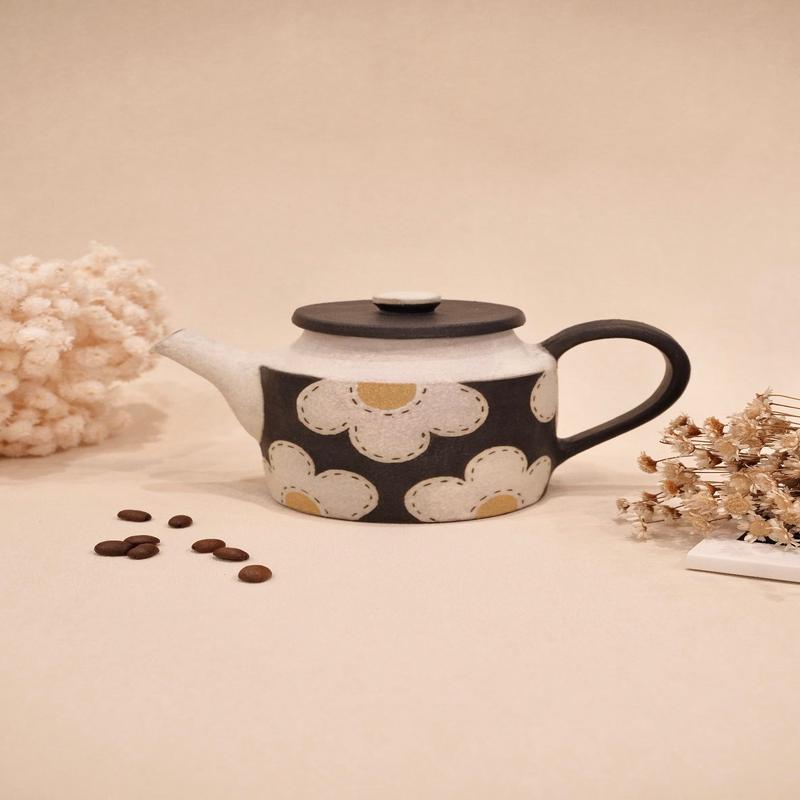 Kei Mitsumochi Flower Teapot - Black KM78