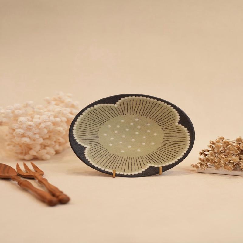 Kei Mitsumochi Green Flower with Black Background Small Round Plate KM37