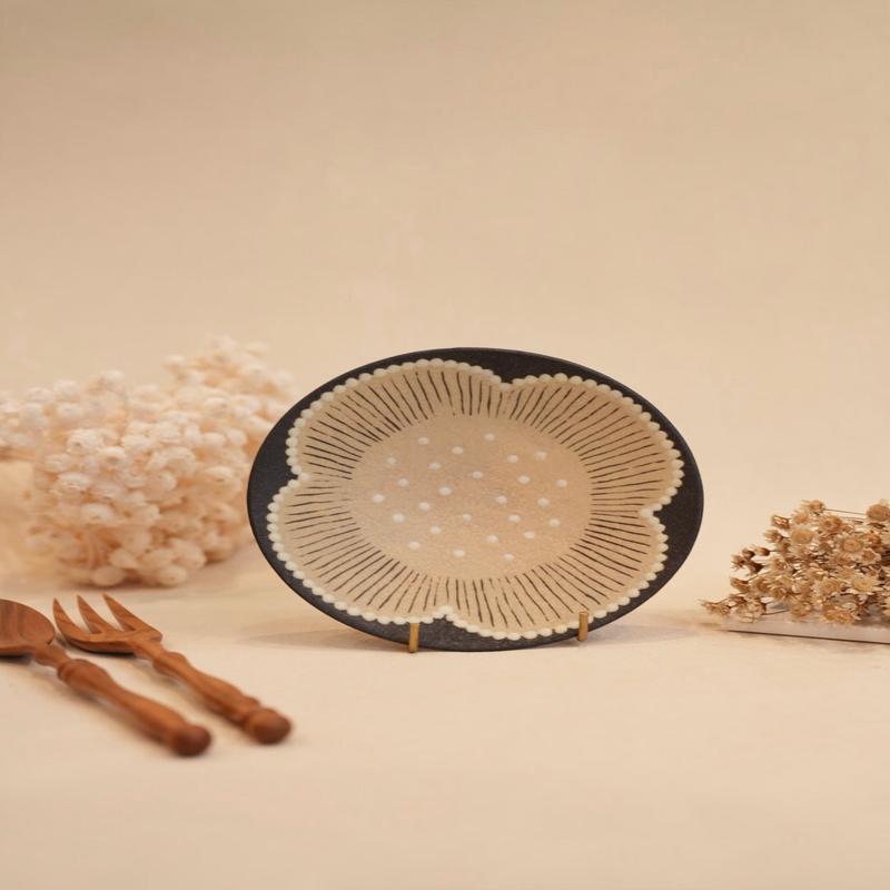 Kei Mitsumochi White Flower with Black Background Small Round Plate KM34