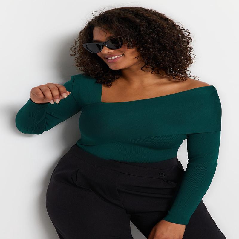 Curve Women's Green Plain Long sleeve Regular fit Plus Size Sweater
